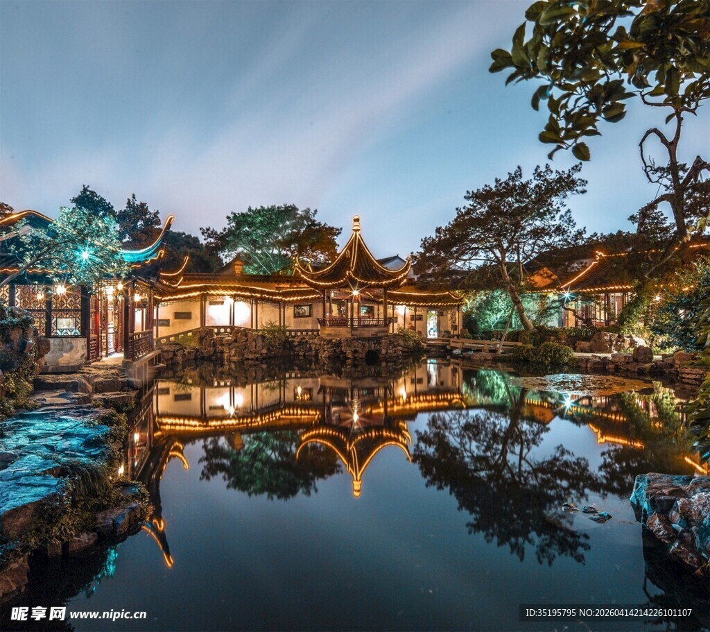 湖畔古建夜景静谧美好