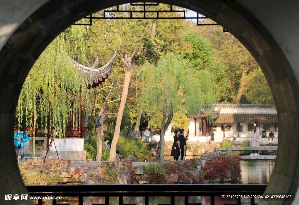 透过圆窗赏中式园林景致