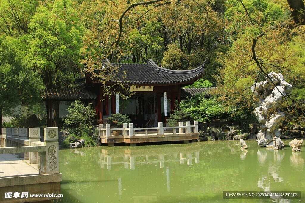 中式园林湖畔雅致亭阁