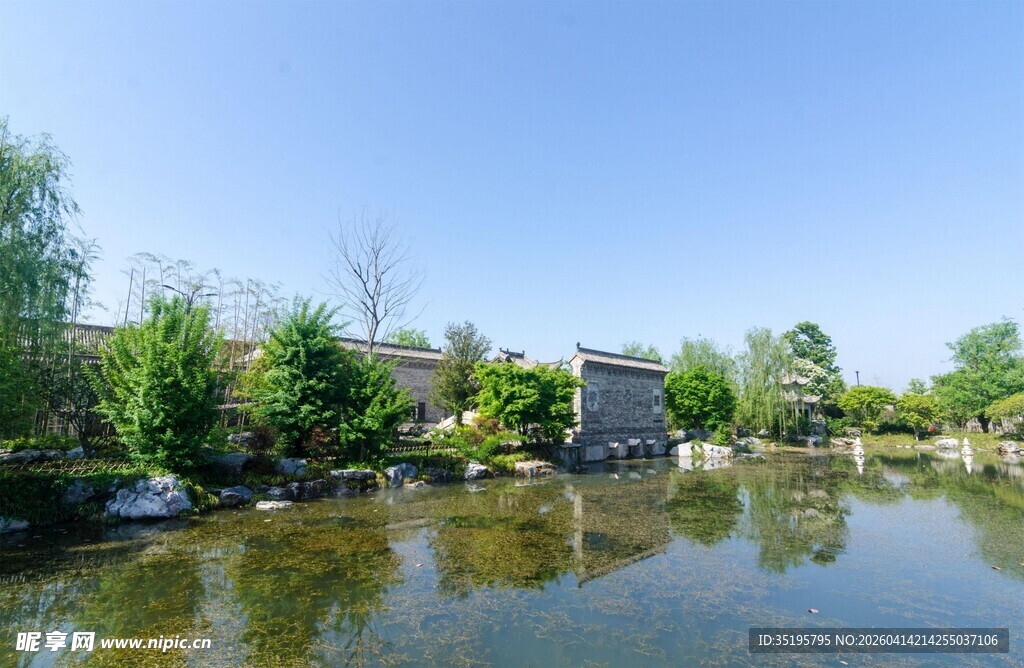宁静湖畔园林美景