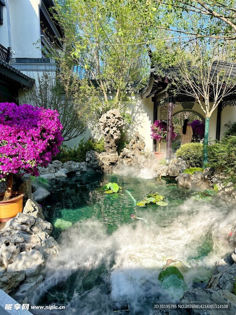 中式庭院景观水雾缭绕