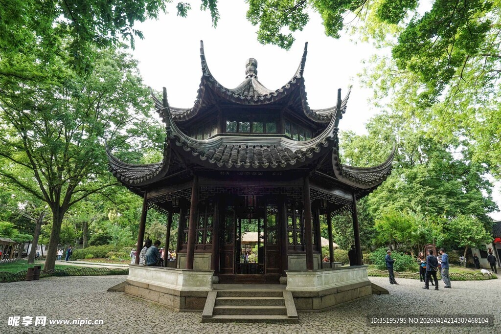 中式古典凉亭绿树环绕