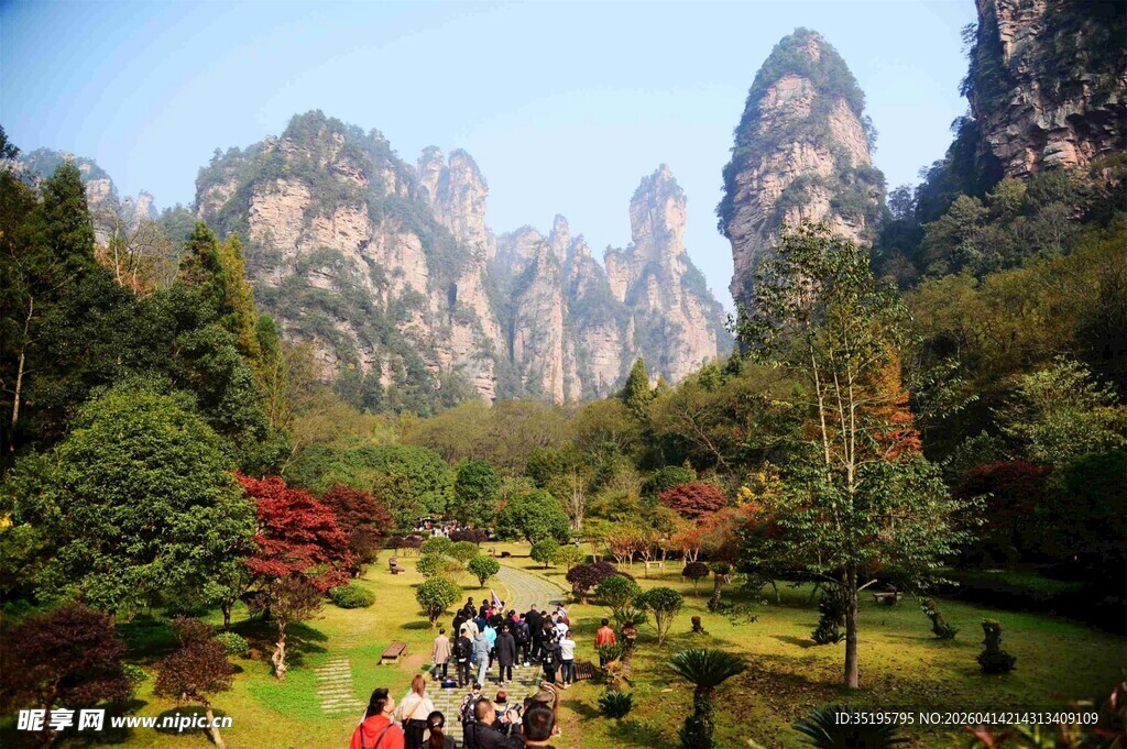 张家界奇峰下的美丽景致