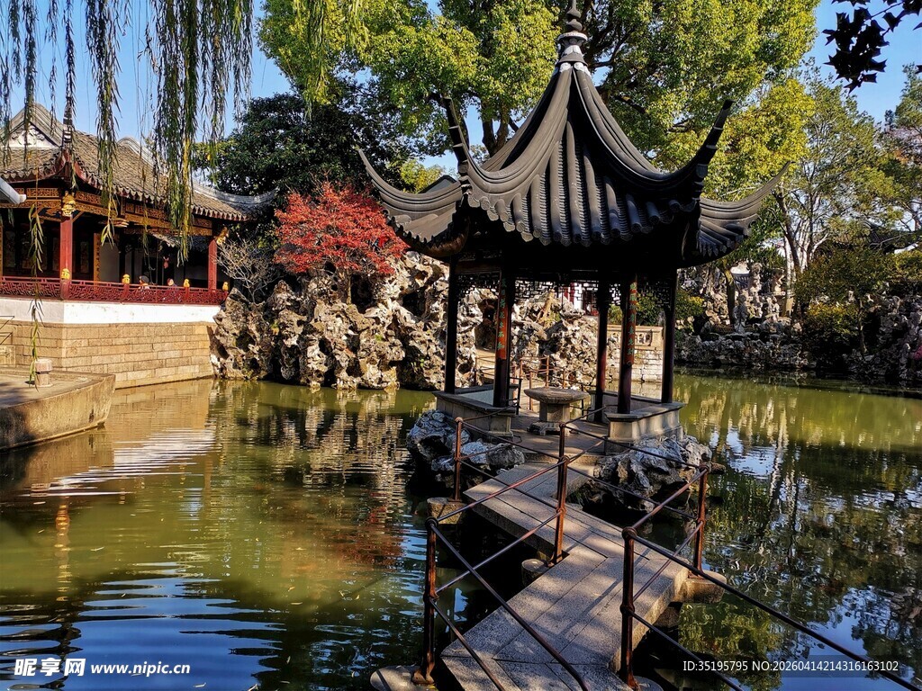 中式园林水畔亭台美景