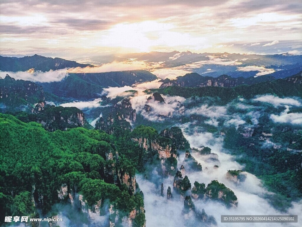 山间云海环绕的壮丽景观