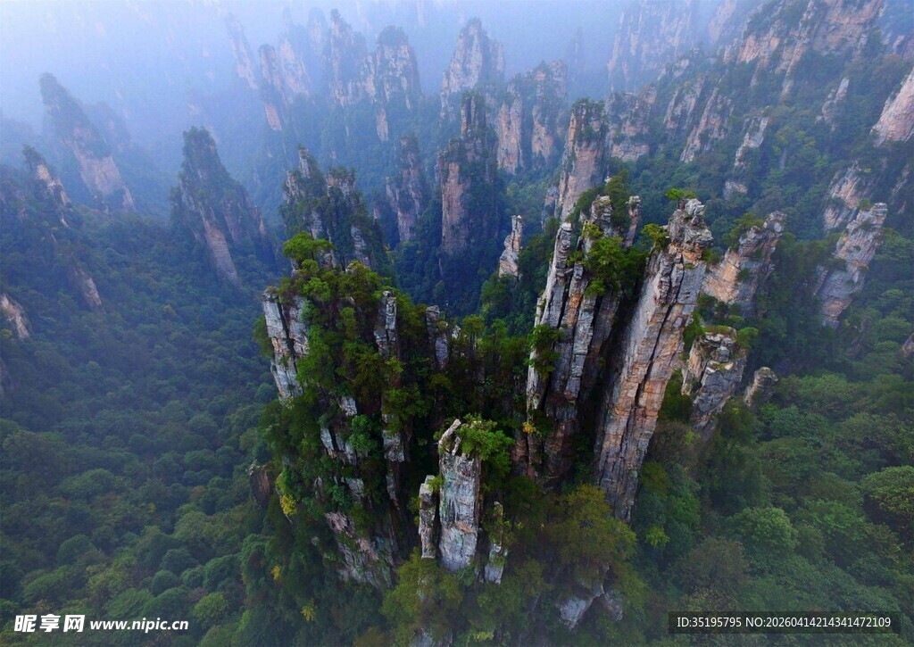 张家界奇峰云海壮丽景观