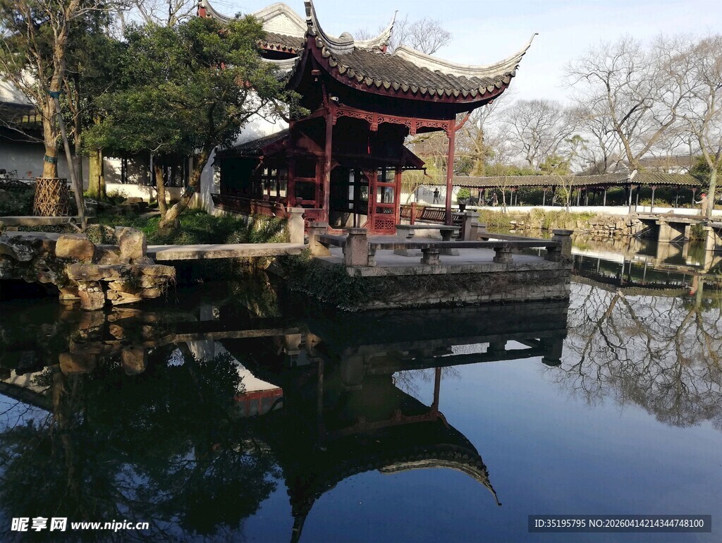 中式亭台映于碧水之上