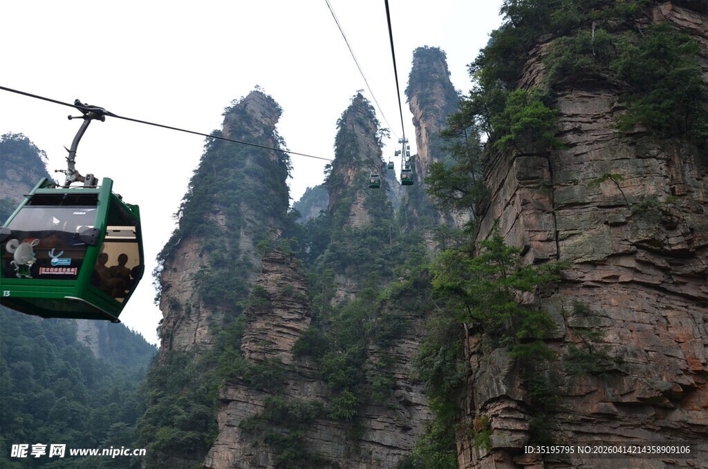 张家界索道穿梭奇峰间