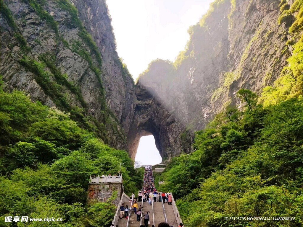 山间美景引众人漫步赏景
