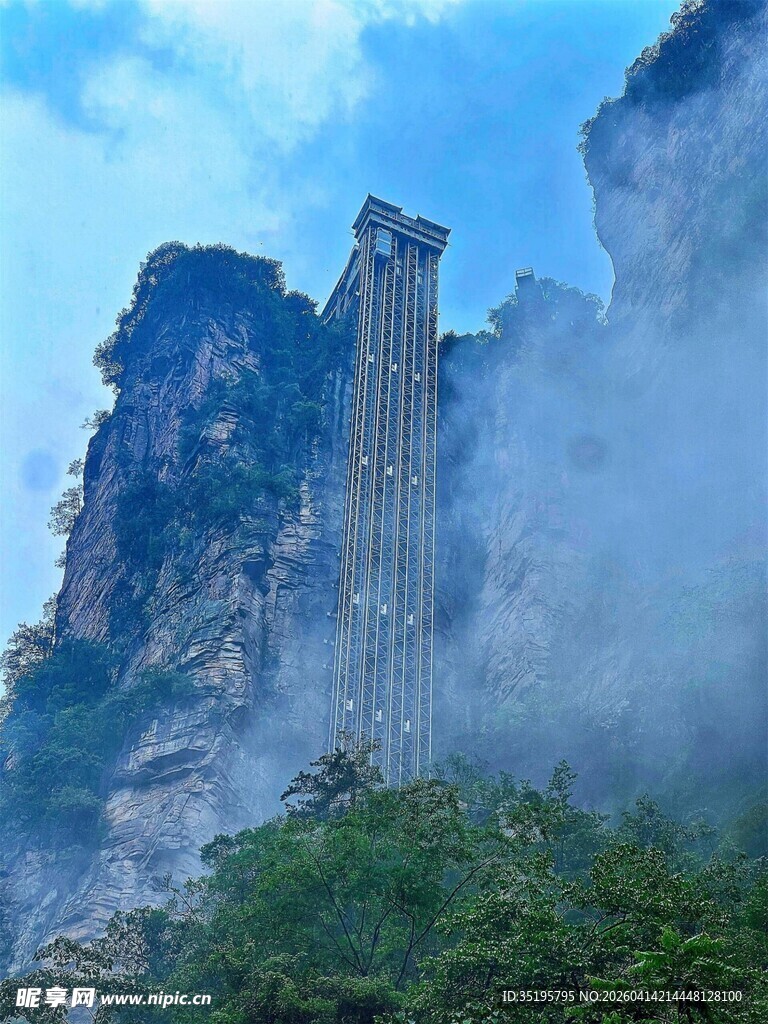 云雾缭绕的险峻奇峰
