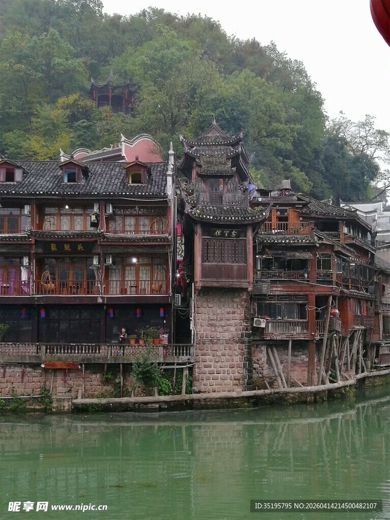湘西凤凰古城临水吊脚楼