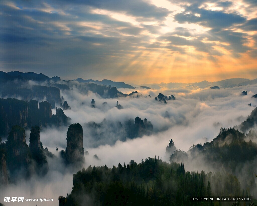 云海环绕的壮美山峦景观