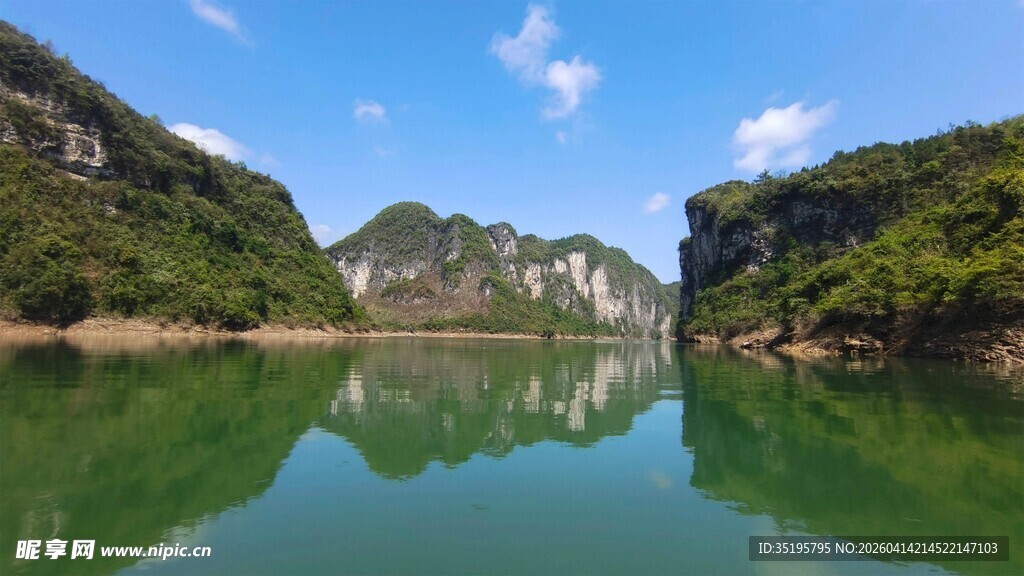 秀丽山水间的宁静湖景