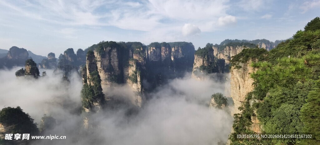 云雾缭绕的壮美山峦景色