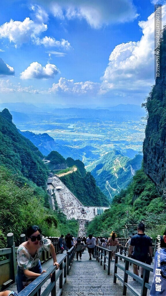 山间栈道游客赏壮丽风光