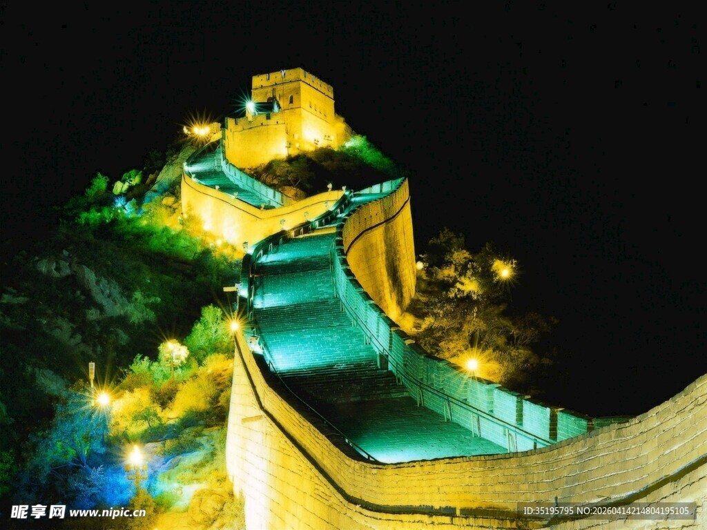 夜下长城璀璨灯火