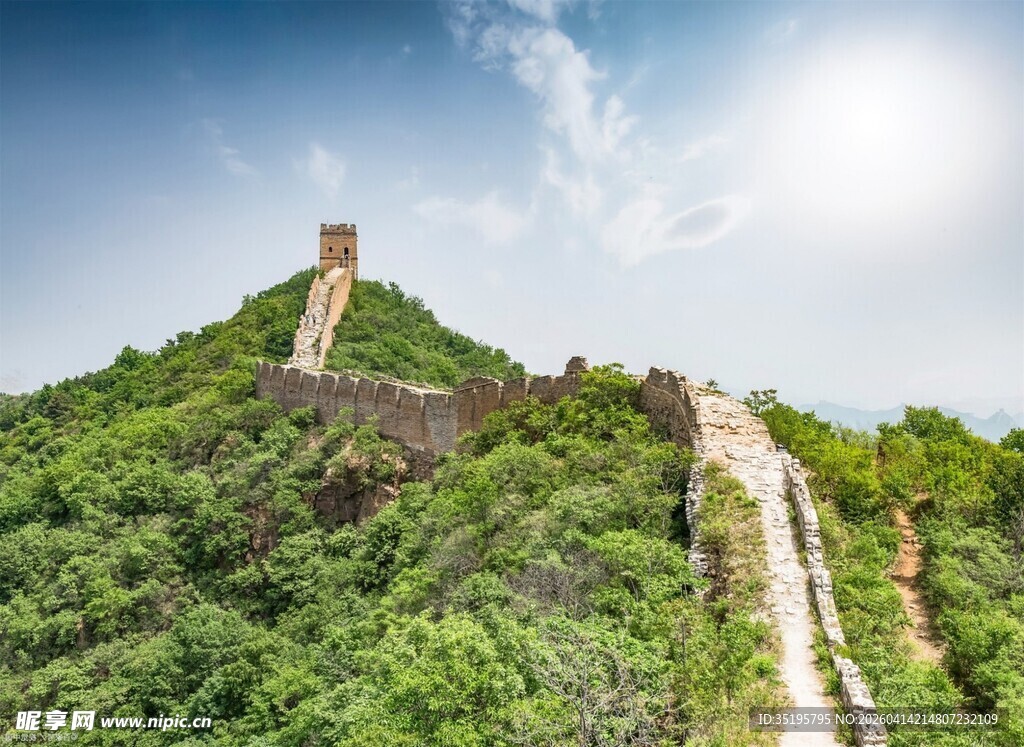 青山间的雄伟长城