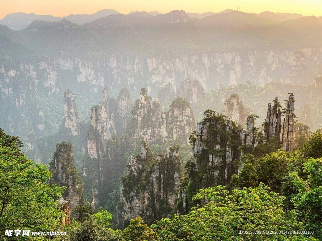 张家界奇峰云海壮丽景观