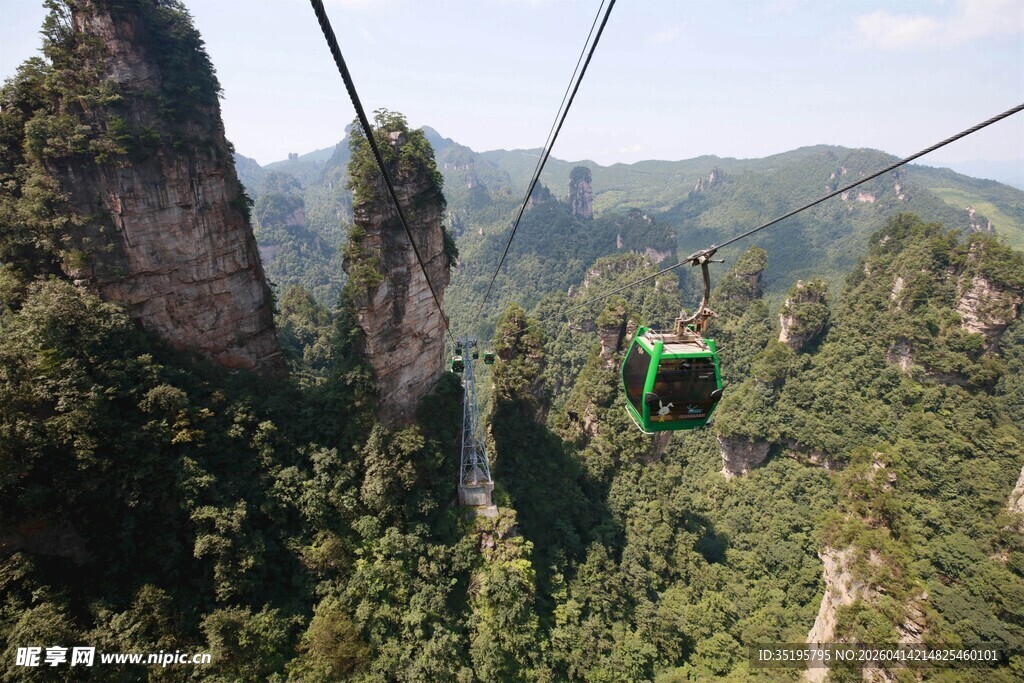 张家界索道穿梭山间美景