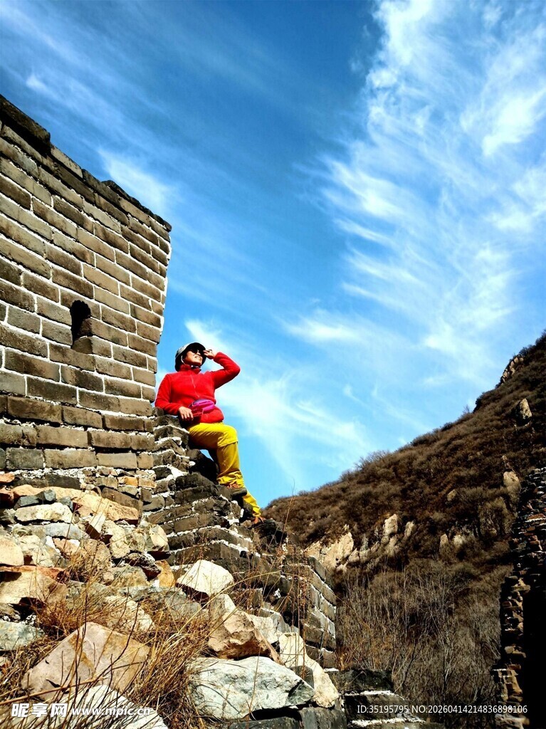 攀登长城的活力旅行者