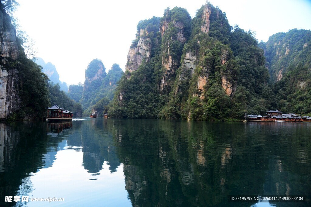 山水相映的静谧湖景