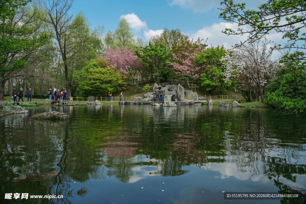 春日湖畔繁花绿树美景