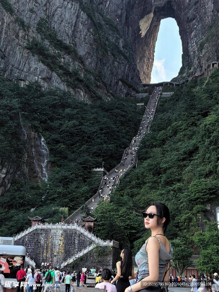 女子于天门山洞前留影