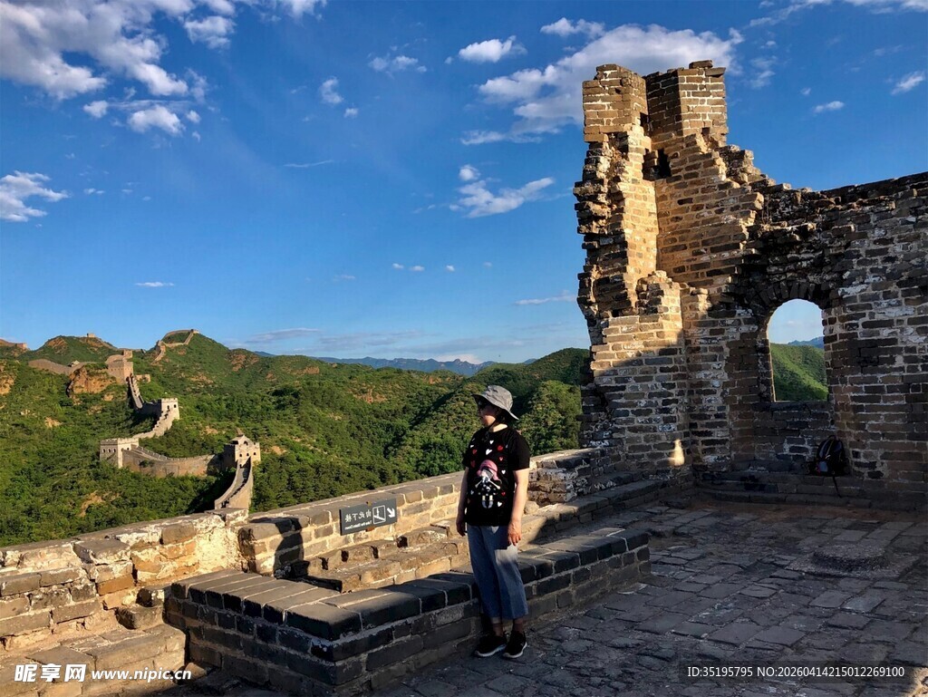 游客在古堡遗迹处赏景