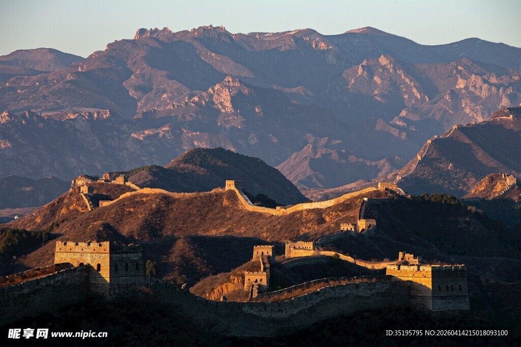 壮丽长城映于日暮时分