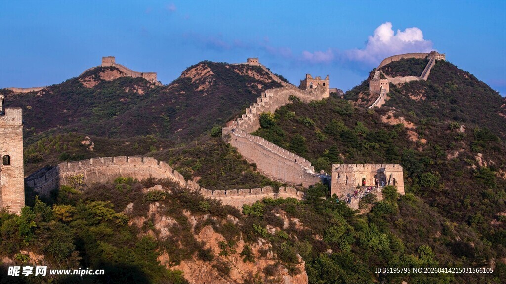 壮丽长城蜿蜒于山峦间