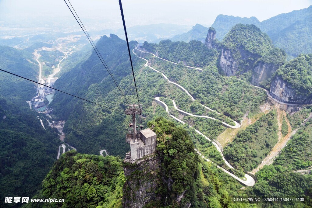 高空俯瞰壮美山间索道