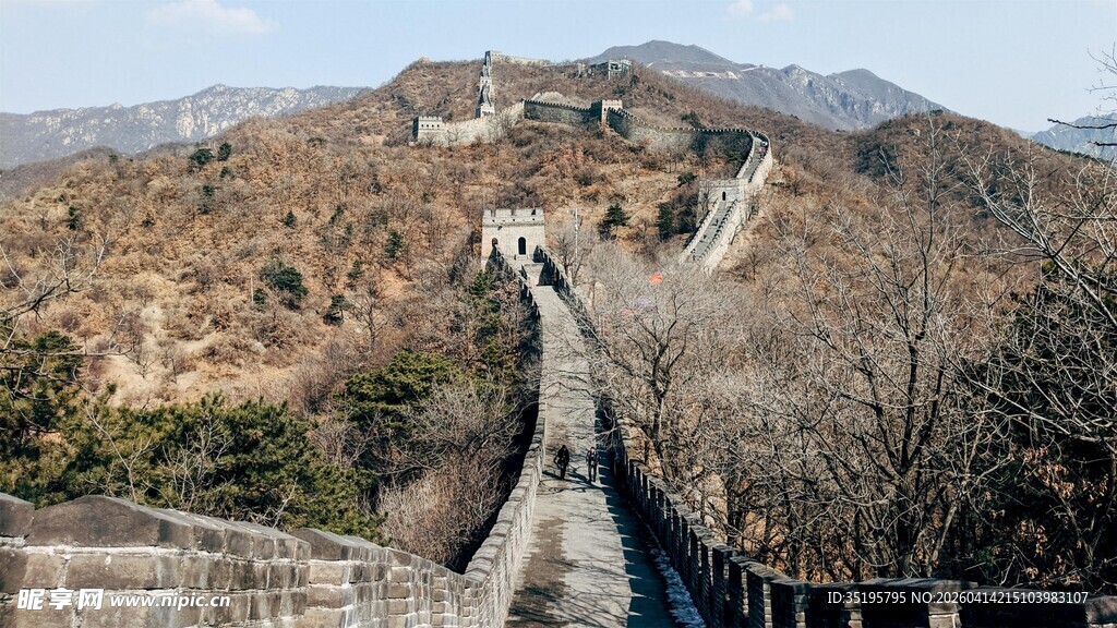 壮丽长城蜿蜒于山峦之巅
