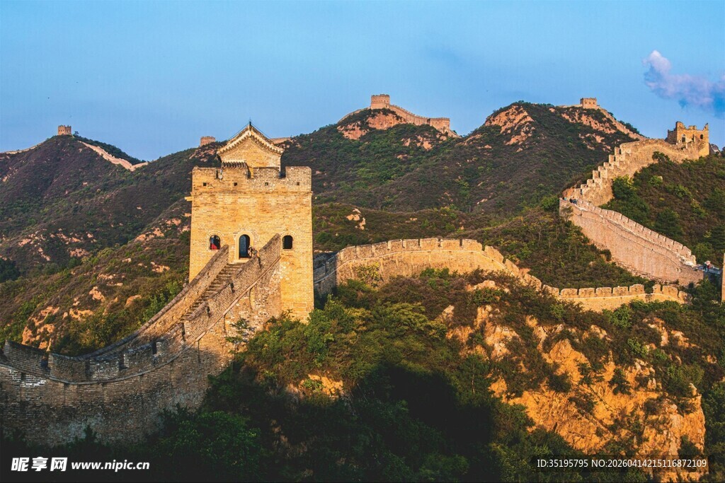 壮丽长城映于山峦之间