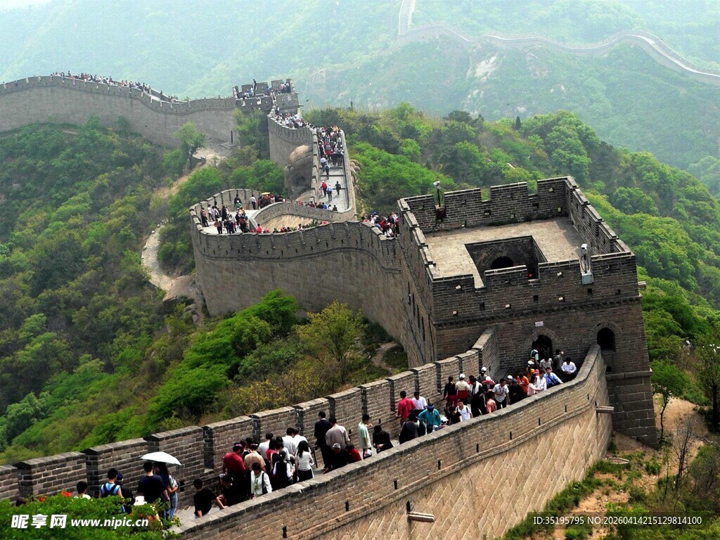 长城上的游客景观
