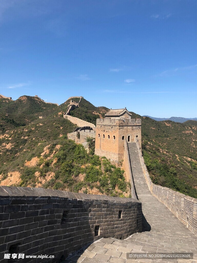 壮丽长城蜿蜒于山峦之间