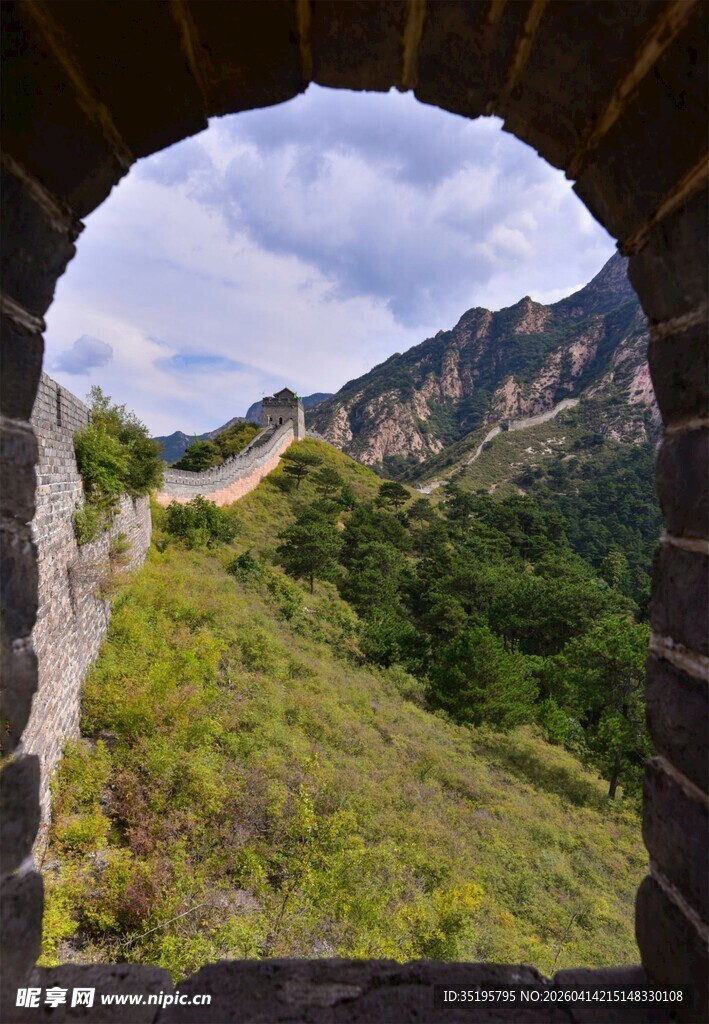 长城景观透过拱门望山峦