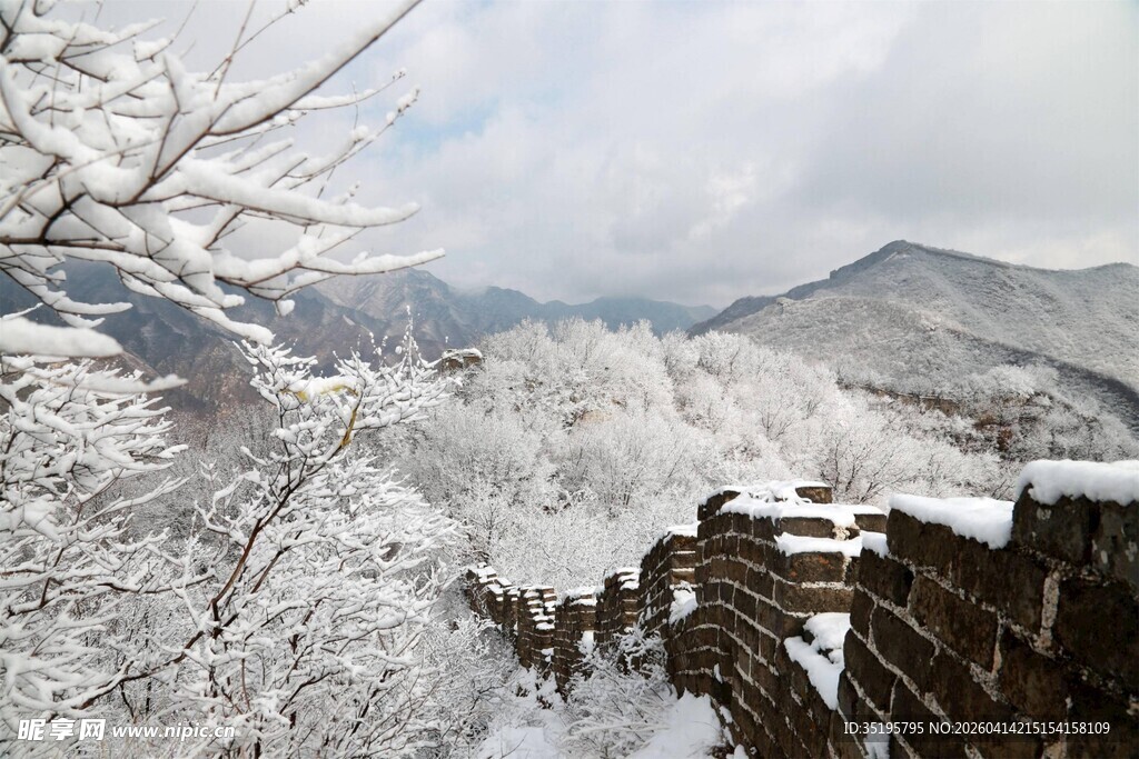 雪覆山峦的冬日美景