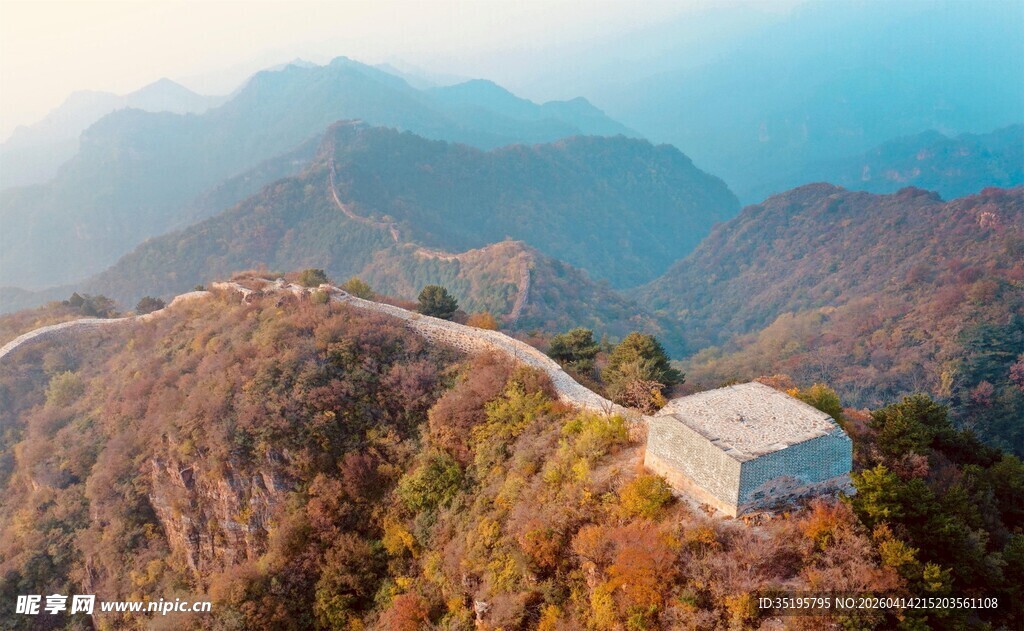 山间小屋静立壮美山色中