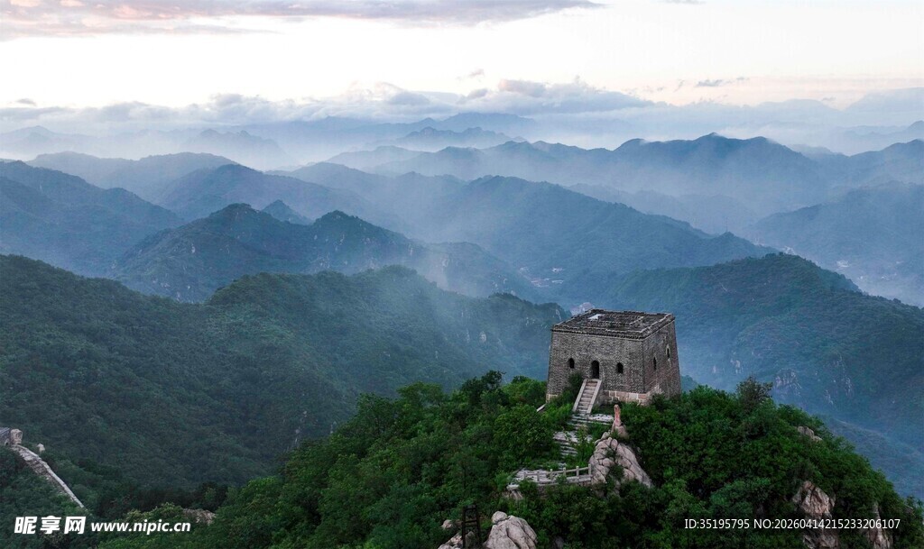 长城屹立于山峦云海间