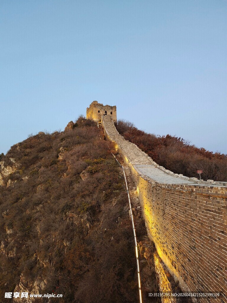 壮丽长城蜿蜒于山峦之上