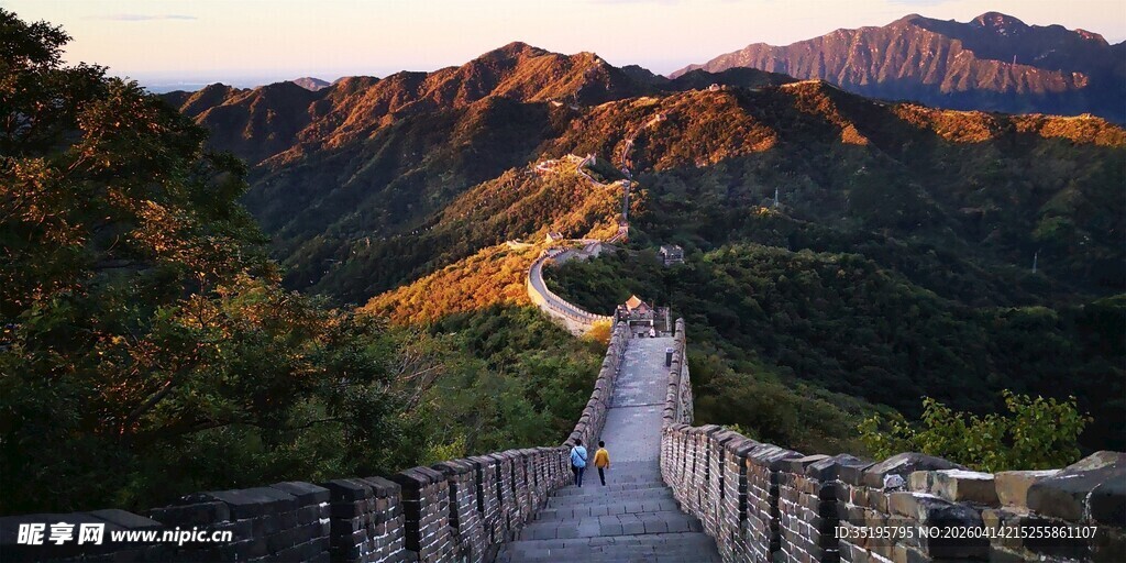 壮丽长城映于黄昏山色中