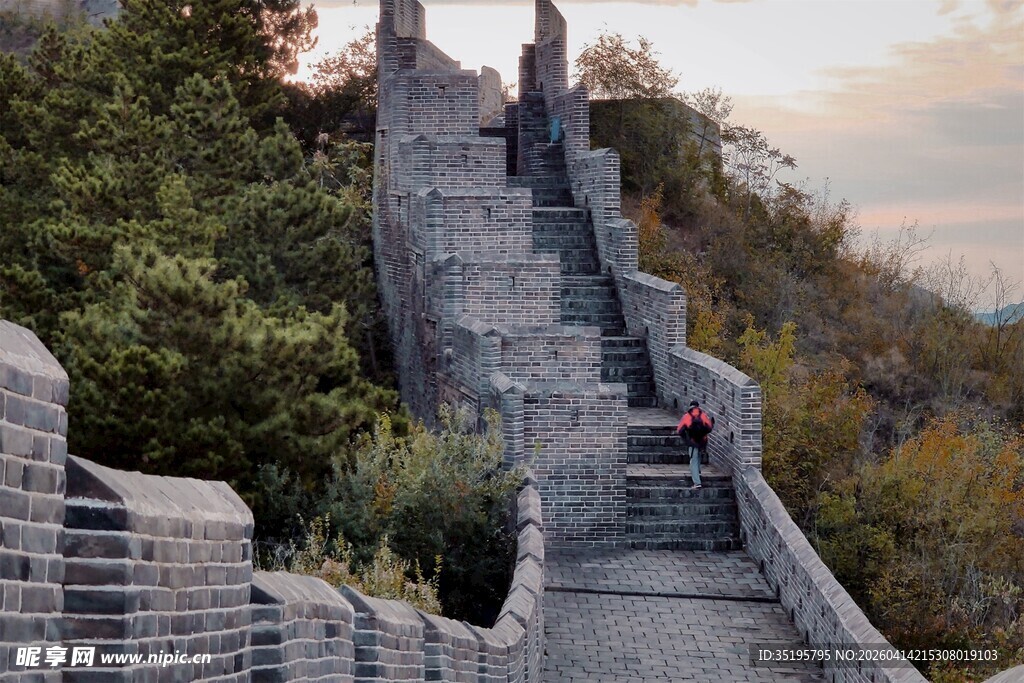 秋日长城蜿蜒于山林间