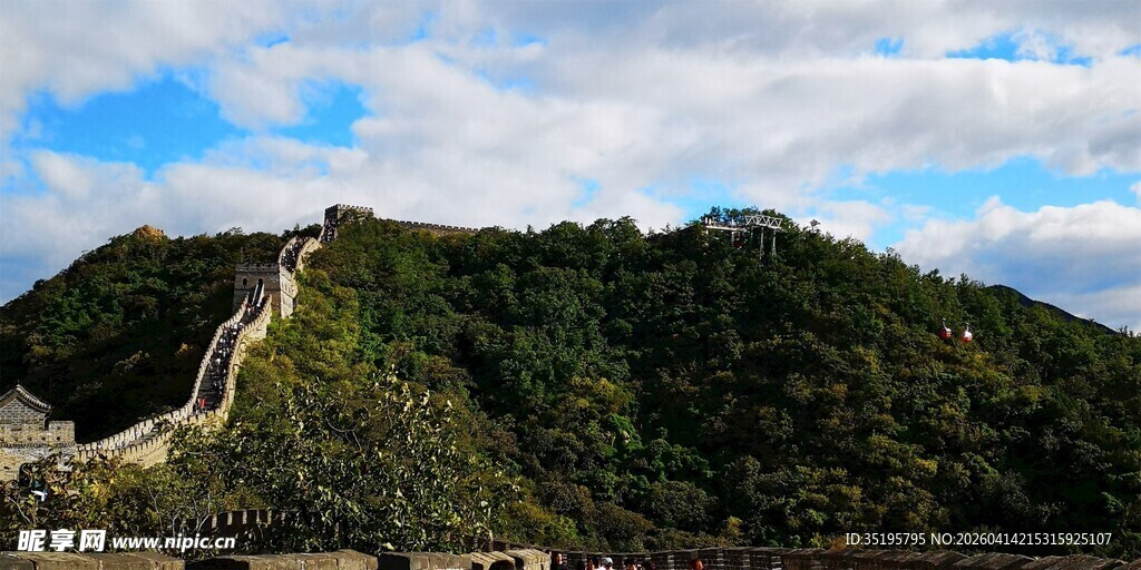 壮丽长城蜿蜒于青山之上