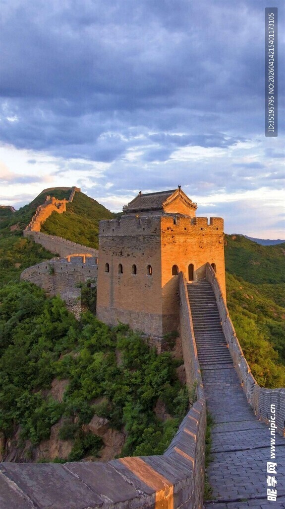 壮丽长城于暮色中巍峨