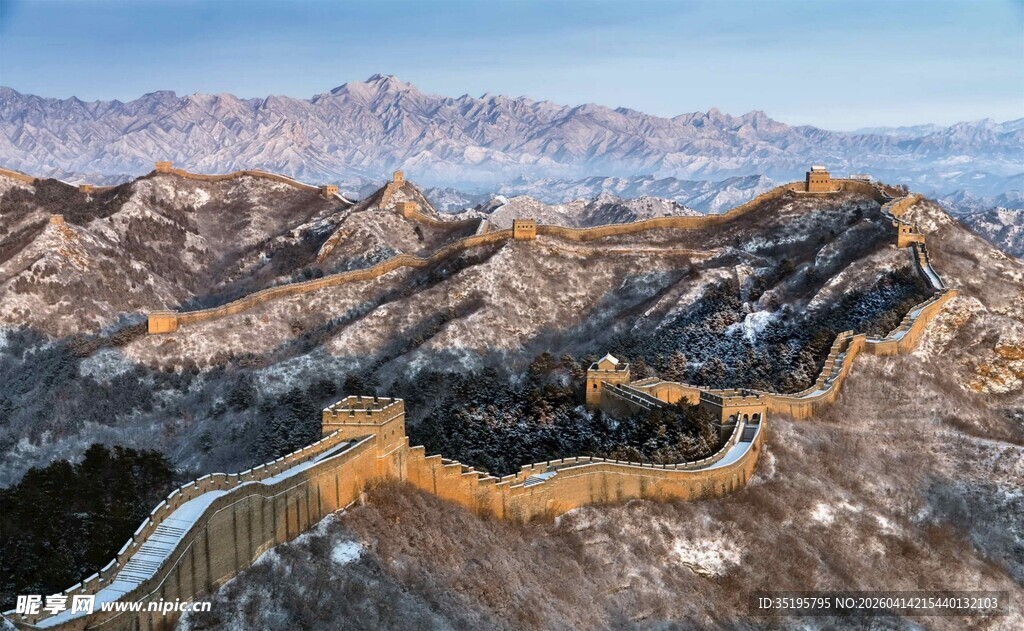 壮丽长城蜿蜒于山峦间