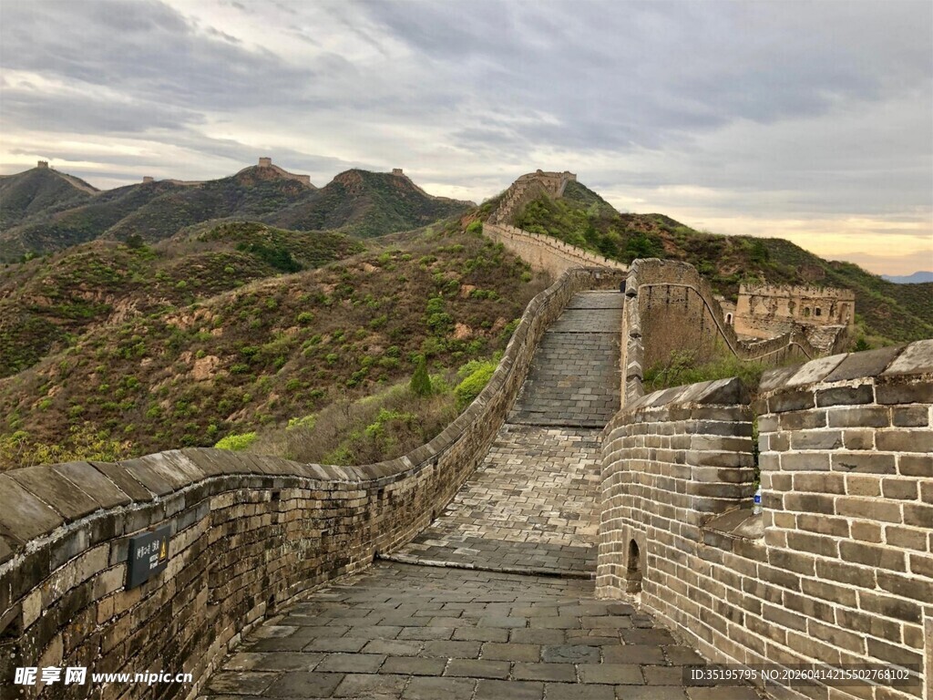 壮丽长城蜿蜒于山峦之间