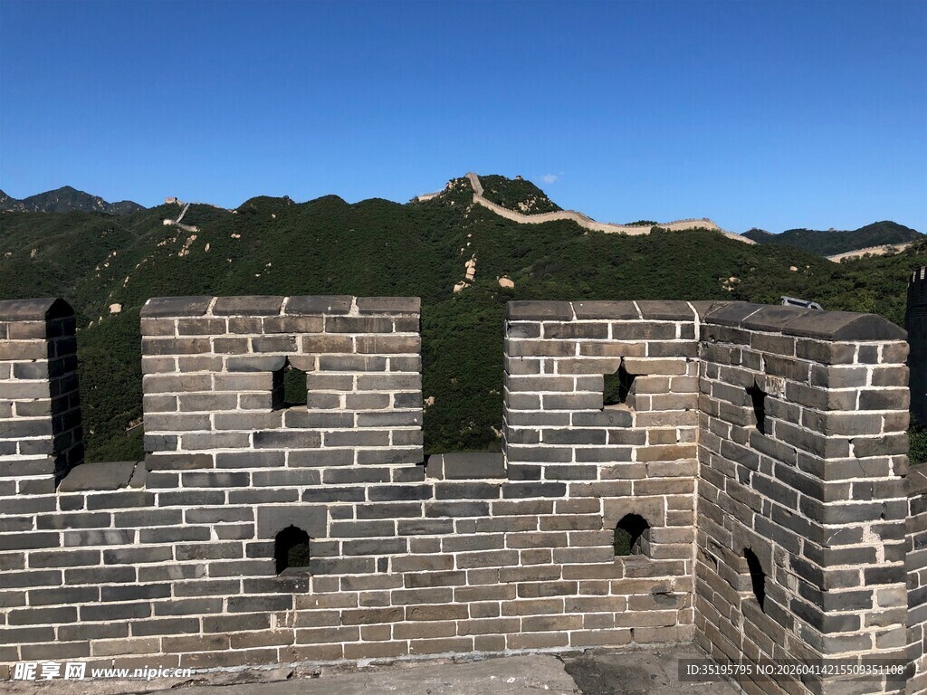 俯瞰雄伟长城壮丽景观
