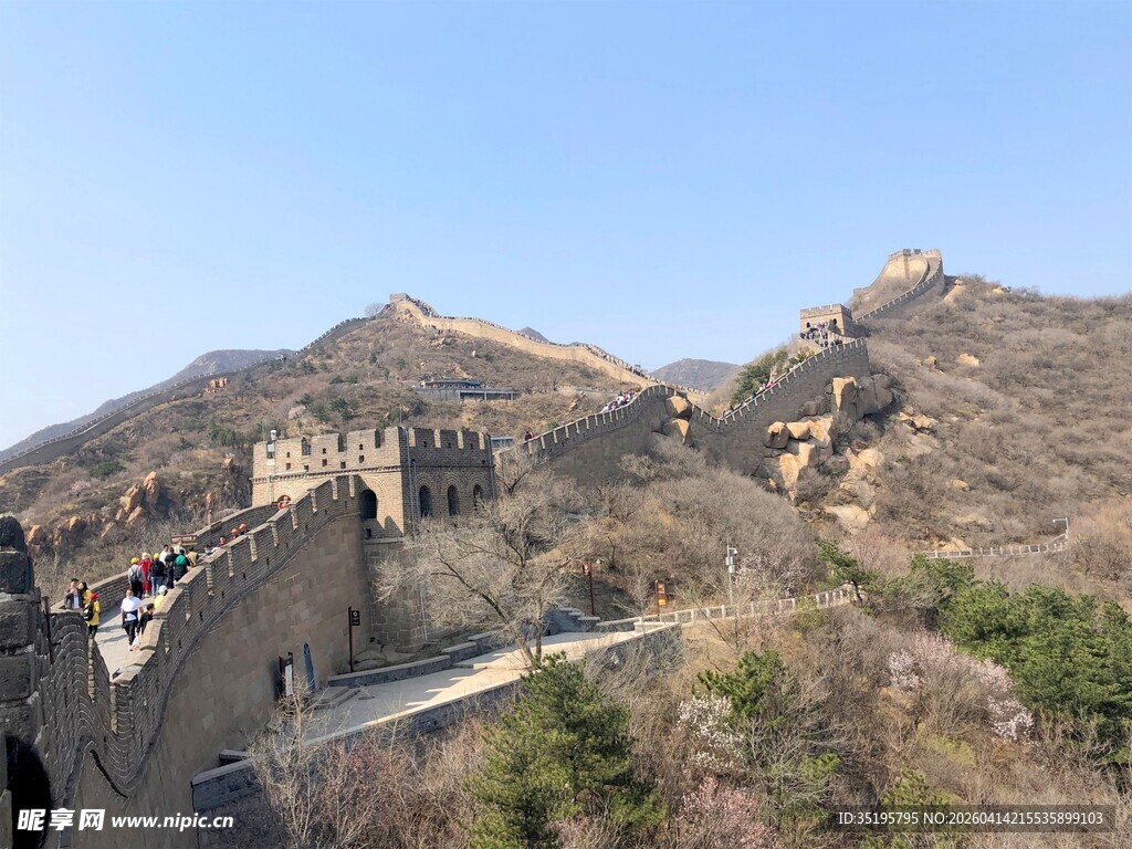 壮丽长城蜿蜒于山峦间