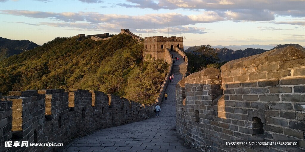 夕阳下的壮美长城景色