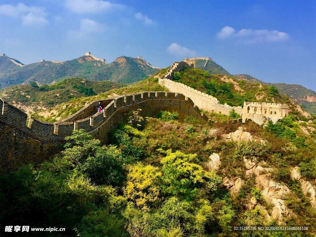 壮丽长城蜿蜒于青山之间